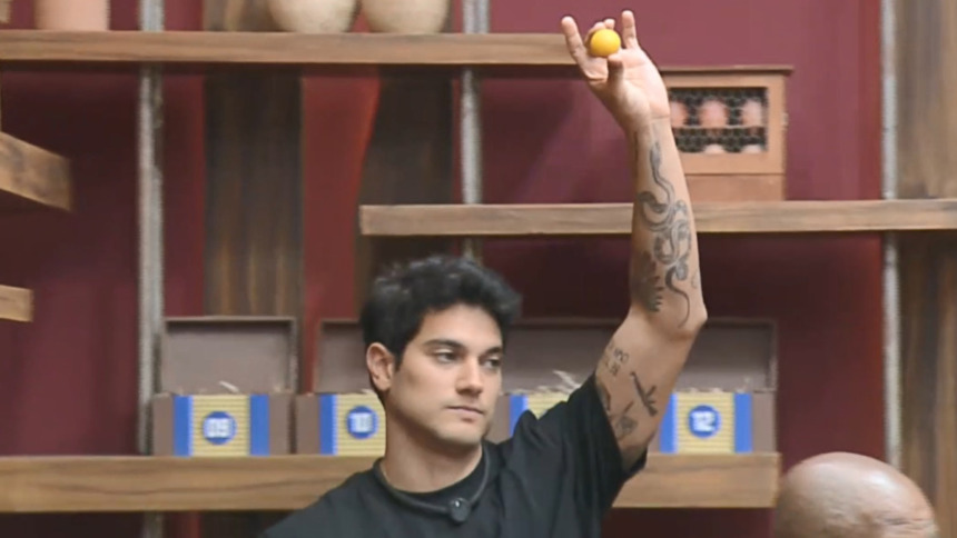 Will levanta a bolinha amarela durante o sorteio da quarta prova de fogo em A Fazenda