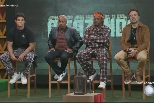 Will, Toninho, Creo e Fabiano sentados no banquinho da Roça em A Fazenda 17