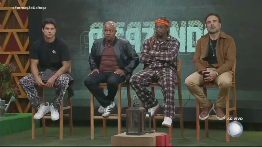 Will, Toninho, Creo e Fabiano sentados no banquinho da Roça em A Fazenda 17