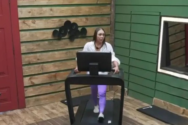 Yoná corre na esteira enquanto fala mal de Duda e Saory na academia de A Fazenda 17