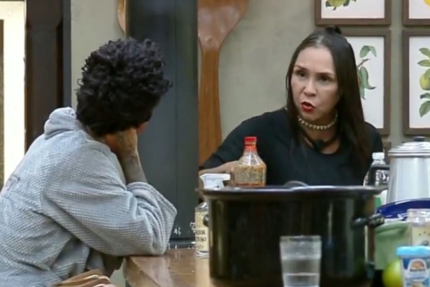 Yoná em conversa na cozinha de A Fazenda