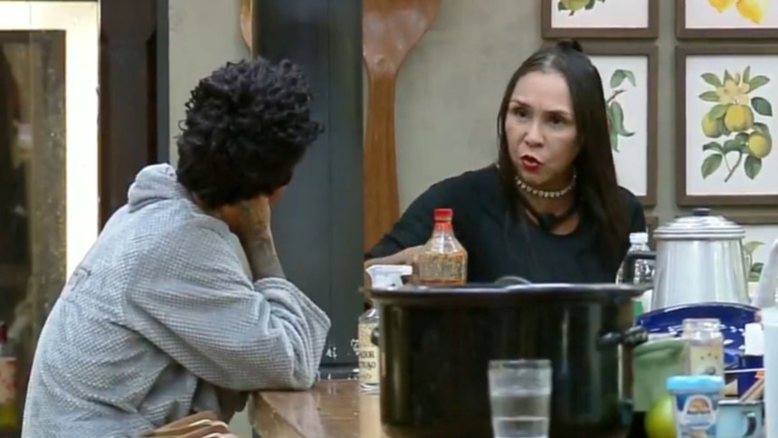 Yoná em conversa na cozinha de A Fazenda