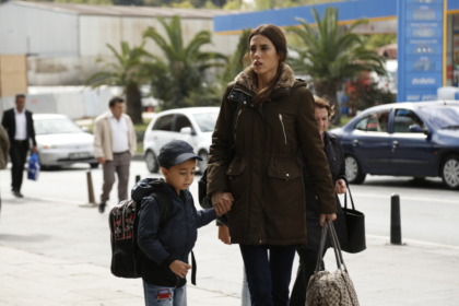Zeynep segura na mão de Melek em fuga em cena da novela turca Mãe da RECORD