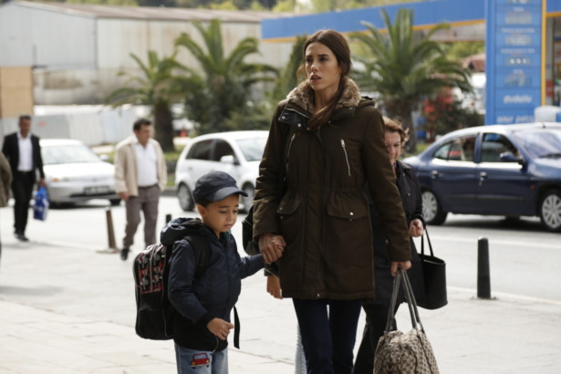 Zeynep segura na mão de Melek em fuga em cena da novela turca Mãe da RECORD