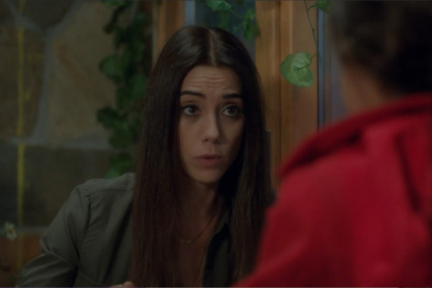 Zeynep olha ara Melek em cena de estreia da novela Mãe