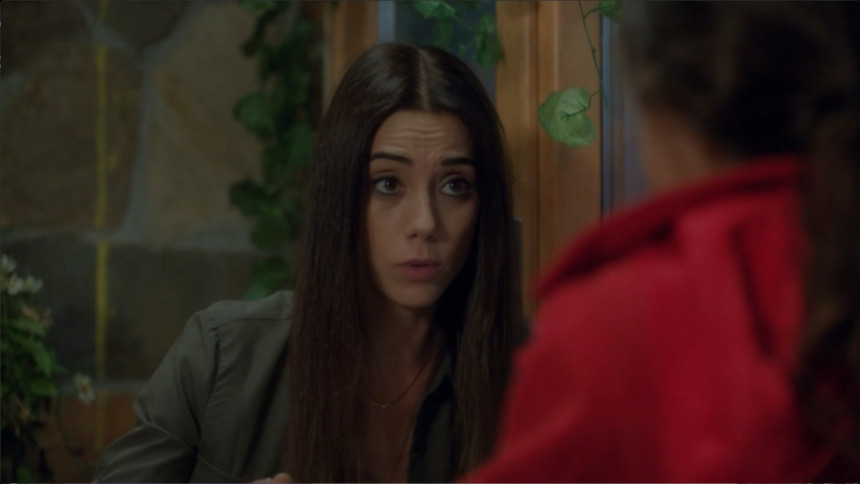 Zeynep olha ara Melek em cena de estreia da novela Mãe