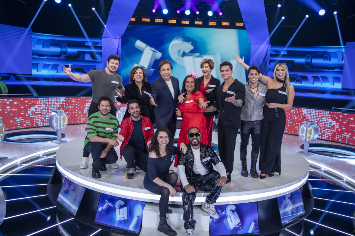 Todo os participantes do Acete ou Caia! no palco ao lado de Tom Cavalcante