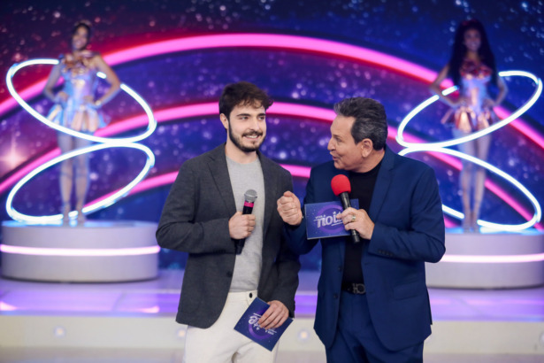 João Augusto Liberato ao lado de Luis Ricardo no palco do Viva a Noite no SBT