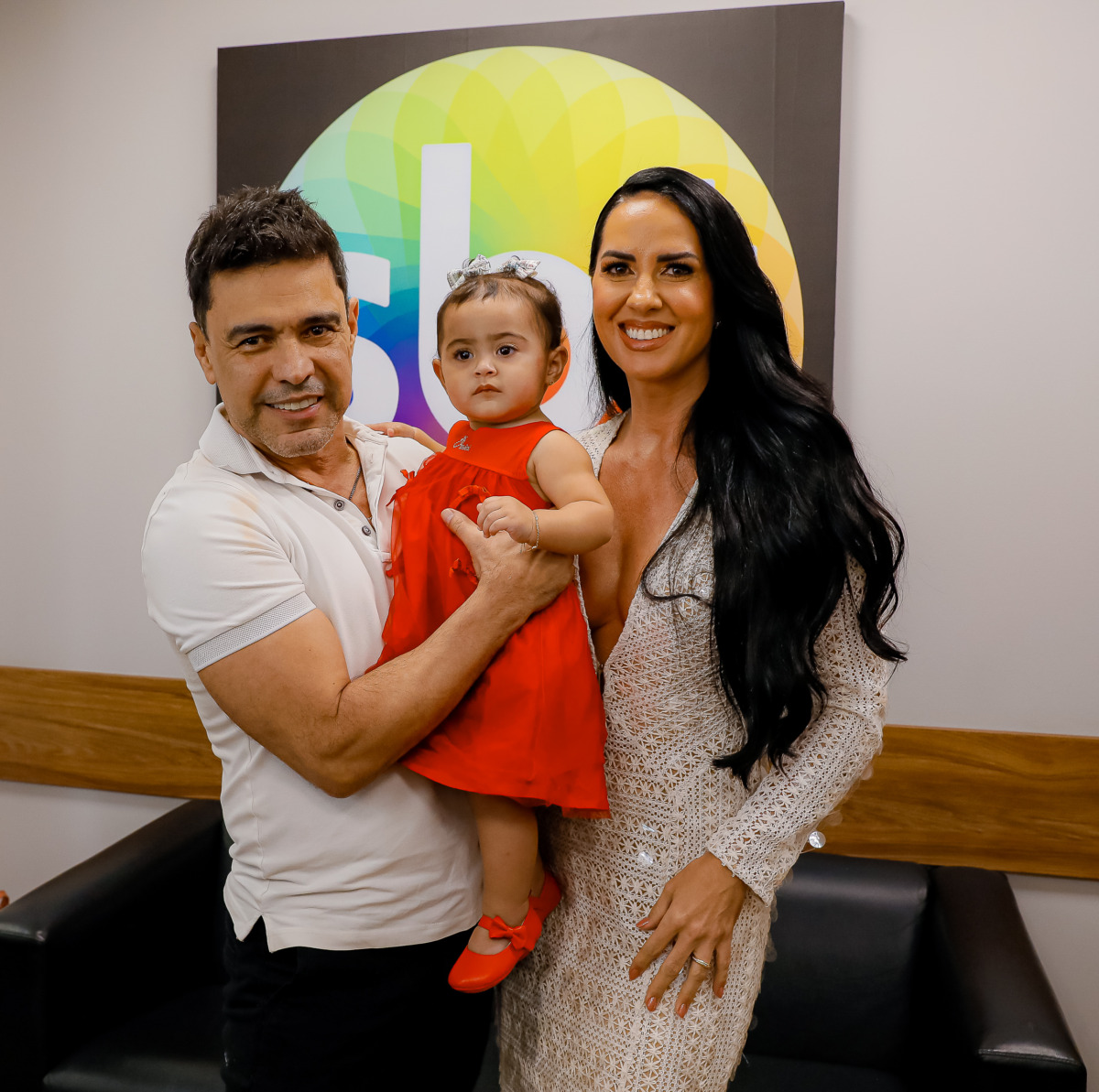 Zezé Di Camargo segura filha no colo ao lado de Graciele Lacerda no camarim do SBT