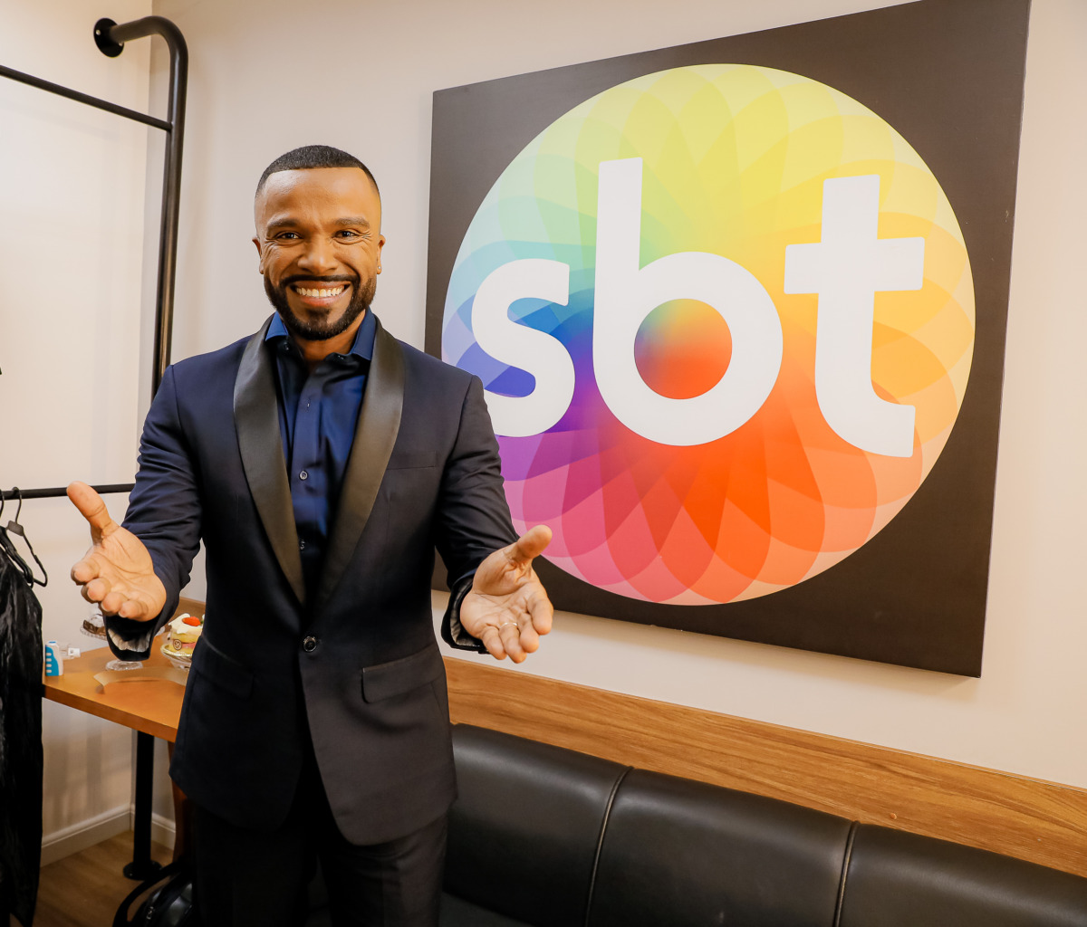 Alexandre Pires sorrir no camarim do SBT
