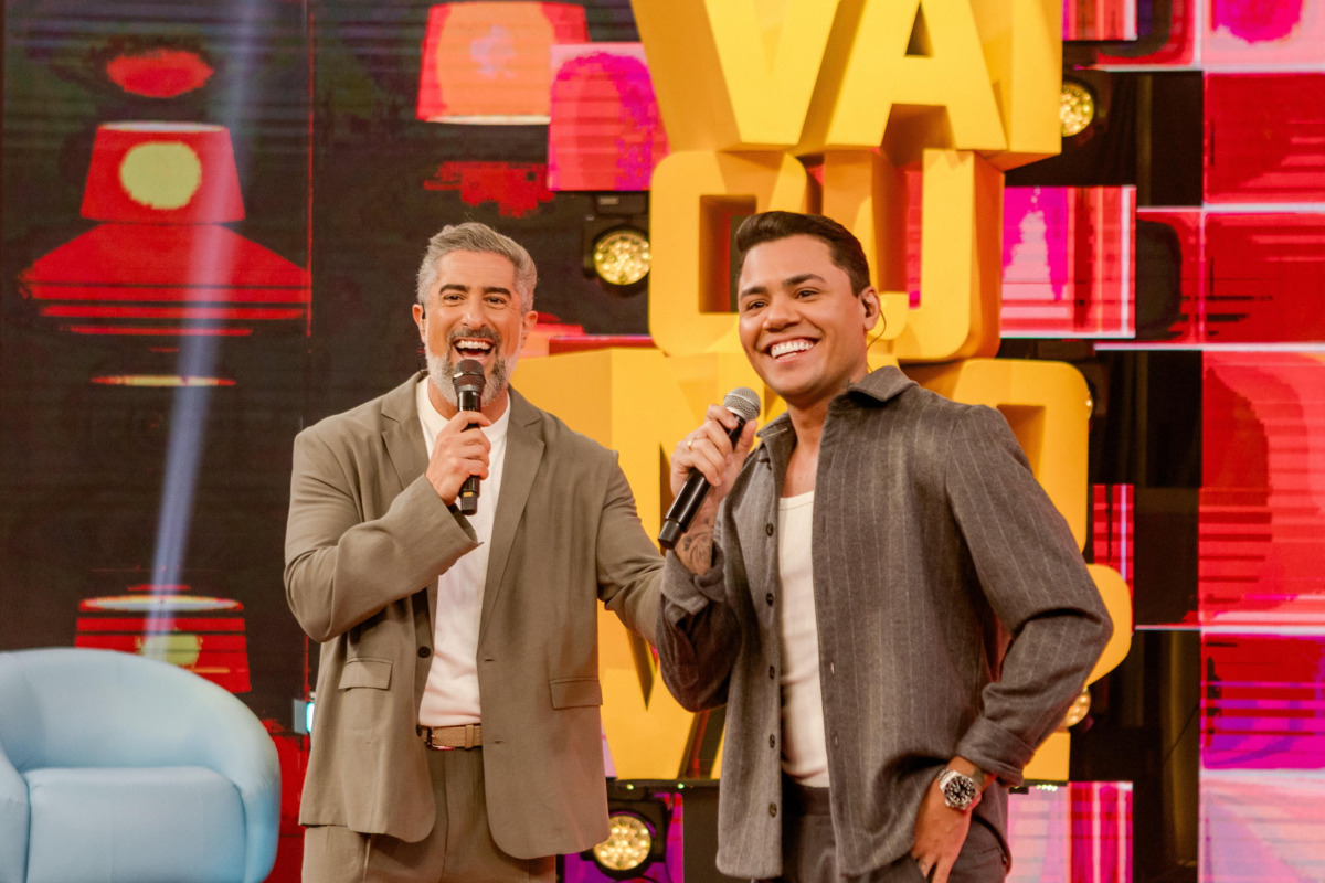 Felipe Araújo com Marcos Mion no palco do Caldeirão