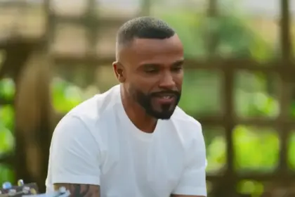Alexandre Pires de camisa branca sorrindo durante o programa Viver Sertanejo