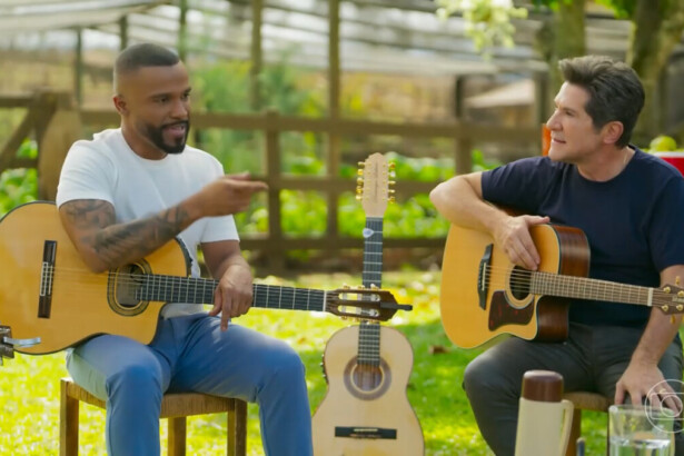 Alexandre Pires toca ao lado de Daniel que segura o violão em Viver Sertanejo