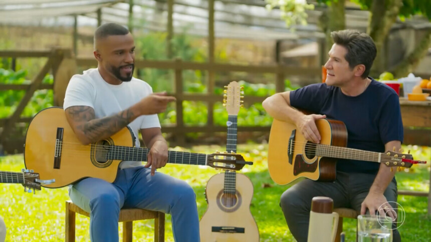 Alexandre Pires toca ao lado de Daniel que segura o violão em Viver Sertanejo
