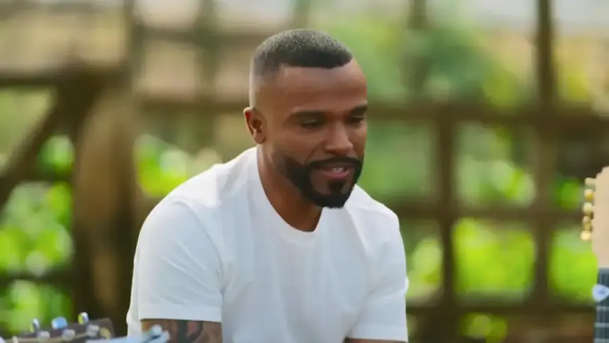Alexandre Pires de camisa branca sorrindo durante o programa Viver Sertanejo