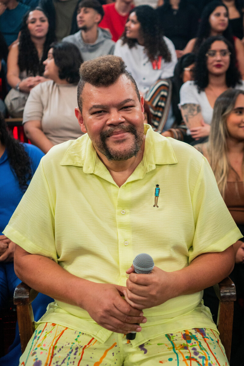 Babu Santana sentado no palco do Altas Horas