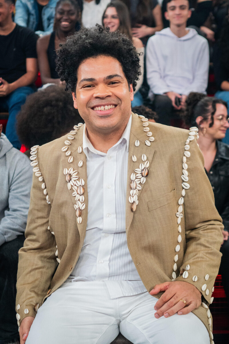 Robson Nunes sorridente no centro do Altas Horas