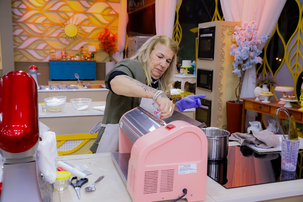 Ana Cristina manuseia máquina no Bake Off Brasil