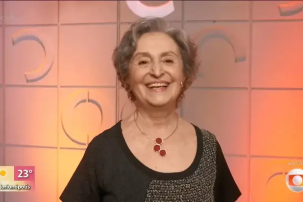 Ana Lúcia Torre de blusa preta e sorridente nos bastidores do Encontro