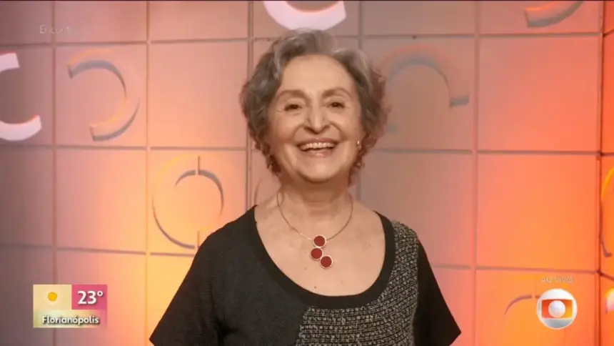 Ana Lúcia Torre de blusa preta e sorridente nos bastidores do Encontro