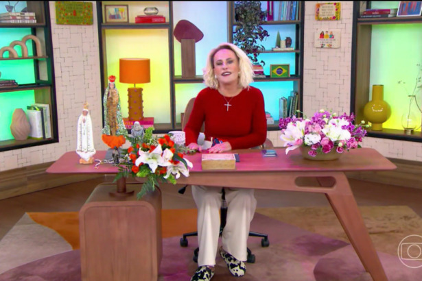 Ana Maria Braga de blusa vermelha, sentada na bancada, na abertura do Mais Você (03/11/2025)