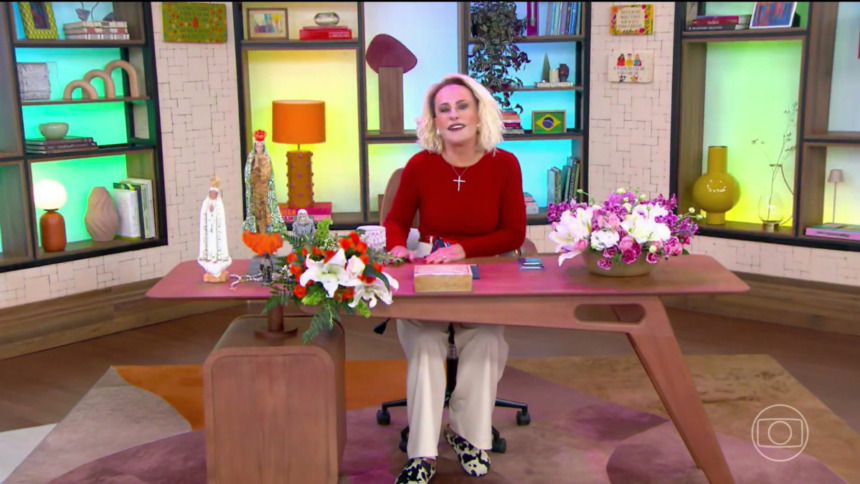 Ana Maria Braga de blusa vermelha, sentada na bancada, na abertura do Mais Você (03/11/2025)