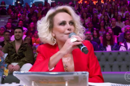 Ana Maria Braga sentada na bancada de jurados da Dança dos Famosos no Domingão