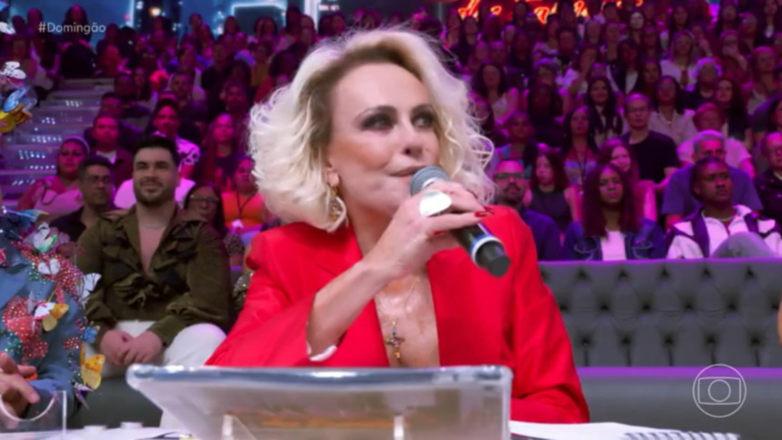Ana Maria Braga sentada na bancada de jurados da Dança dos Famosos no Domingão