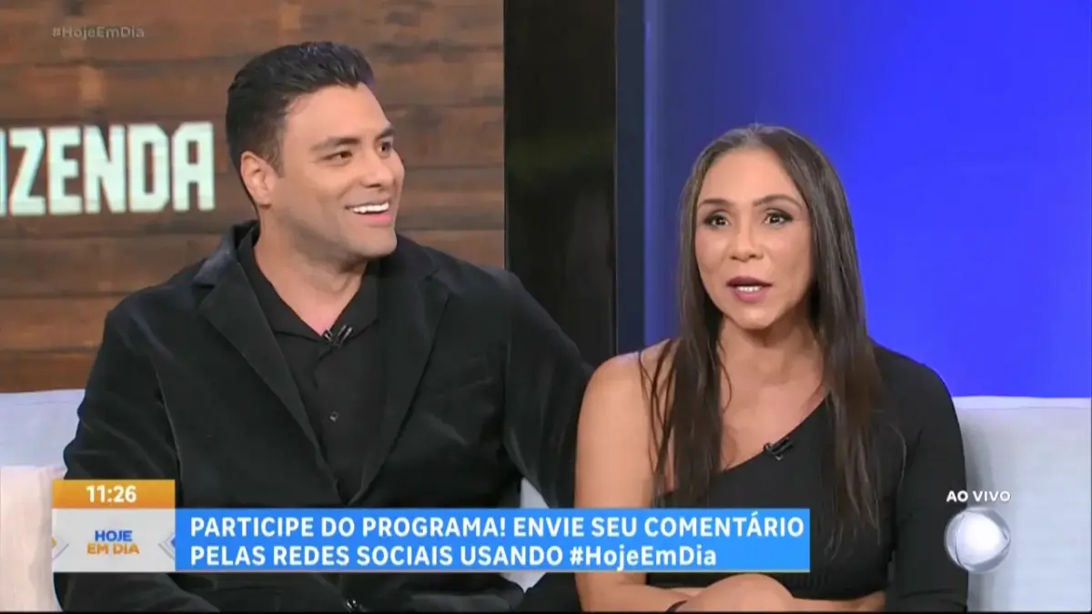 Antony sorrir ao lado de Yoná sentados no sofá do Hoje em Dia