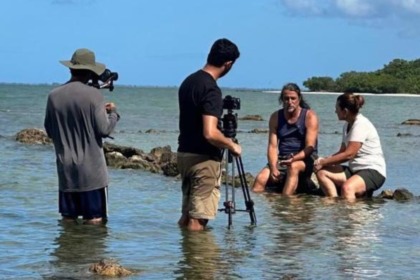 Bette Lucchese nos bastidores do Globo Repórter sobre a Lagoa de Araruama