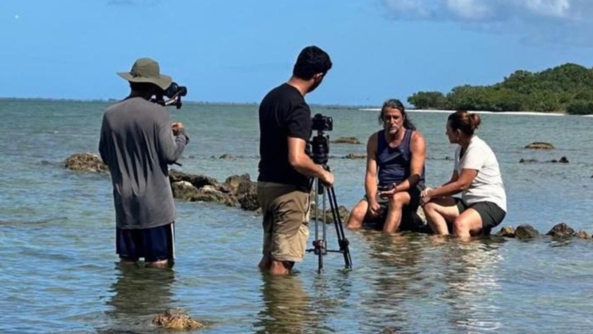 Bette Lucchese nos bastidores do Globo Repórter sobre a Lagoa de Araruama