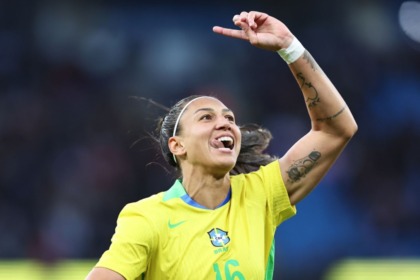 Bia Zaneratto mostrando a língua ao comemorar um gol com a camisa da Seleção Feminina