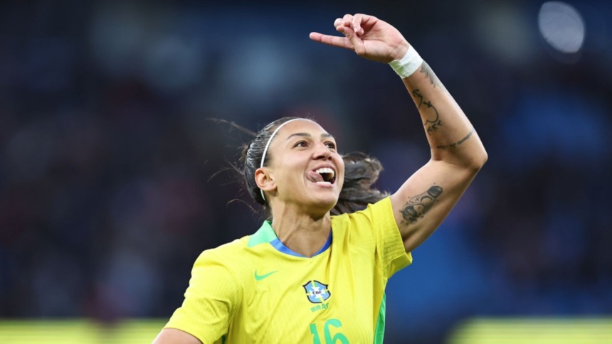 Bia Zaneratto mostrando a língua ao comemorar um gol com a camisa da Seleção Feminina