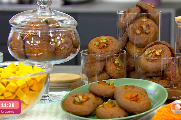 Biscoito de abóbora com especiarias no prato verde em cima da bancada do Mais Você