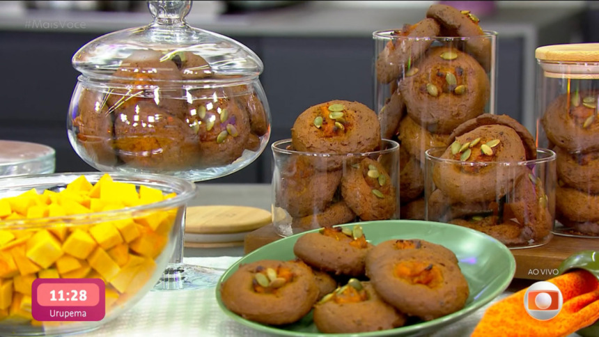 Biscoito de abóbora com especiarias no prato verde em cima da bancada do Mais Você