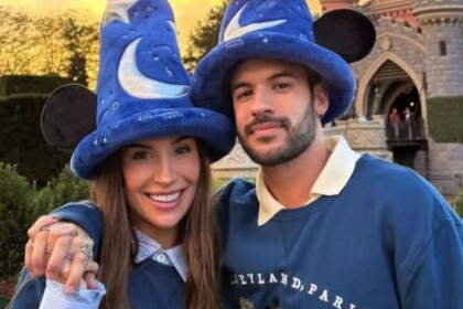 Boca Rosa e Diego Cruz abraçados em foto posada