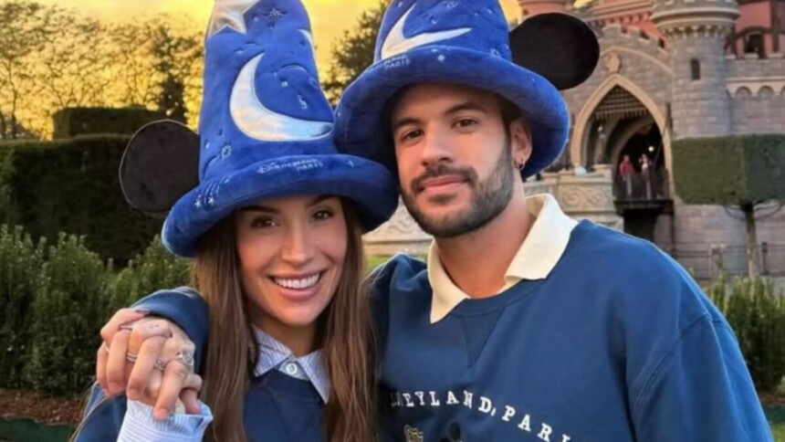 Boca Rosa e Diego Cruz abraçados em foto posada