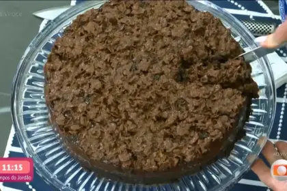 Crunch cake com brigadeiro, o bolo crocante já pronto em cima de uma tábua de vidro no Mais Você