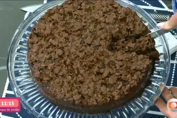 Crunch cake com brigadeiro, o bolo crocante já pronto em cima de uma tábua de vidro no Mais Você