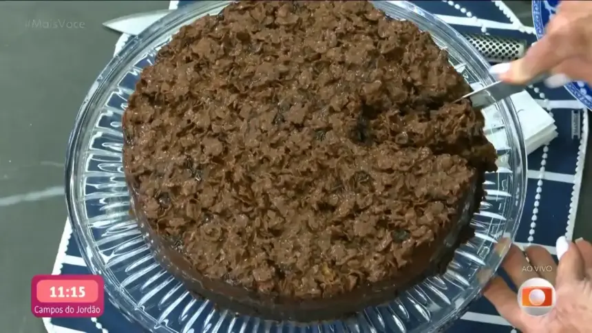 Crunch cake com brigadeiro, o bolo crocante já pronto em cima de uma tábua de vidro no Mais Você