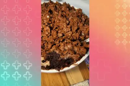 Bolo crocante de chocolate em uma tigela branca no Mais VocÊ