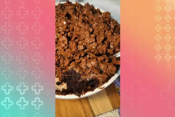 Bolo crocante de chocolate em uma tigela branca no Mais VocÊ