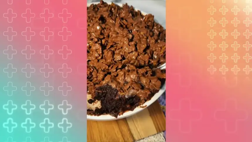 Bolo crocante de chocolate em uma tigela branca no Mais VocÊ