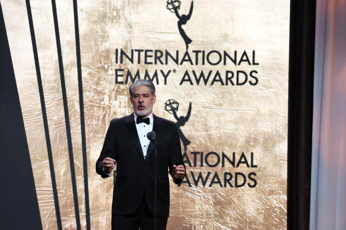 William Bonner no palco do Emmy. Ele veste terno preto e gravata borboleta