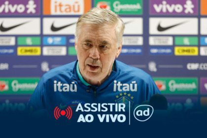 Ténico Carlo Ancelotti na arte onde assistir ao jogo Brasil x Senegal