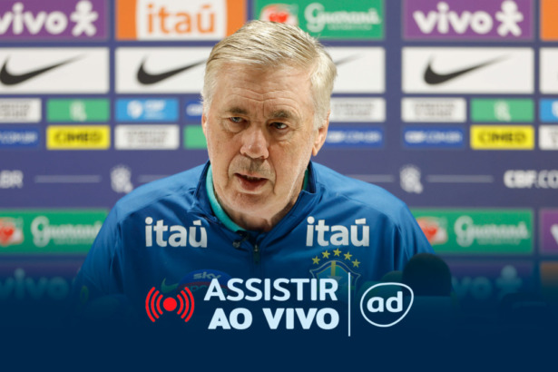 Ténico Carlo Ancelotti na arte onde assistir ao jogo Brasil x Senegal