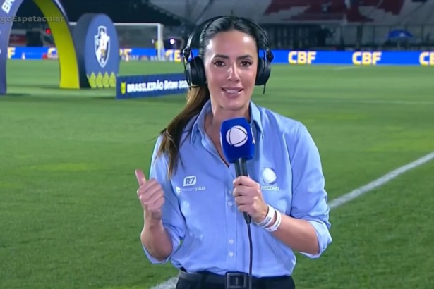 Paloma Tocci segura o microfone da RECORD no centro do campo que recebe Vasco e São Paulo pelo Brasileirão 2025