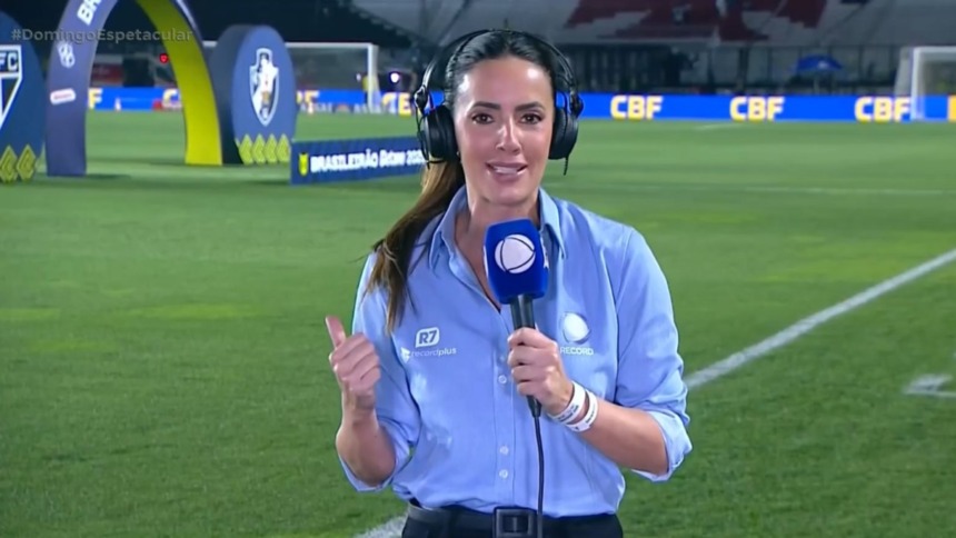 Paloma Tocci segura o microfone da RECORD no centro do campo que recebe Vasco e São Paulo pelo Brasileirão 2025