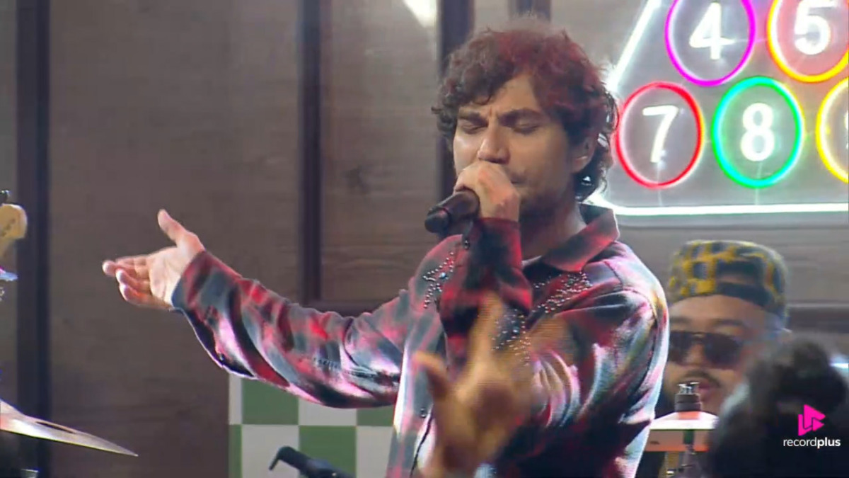 Bruninho abre os braços e canta emocionado na festa de A Fazenda 17