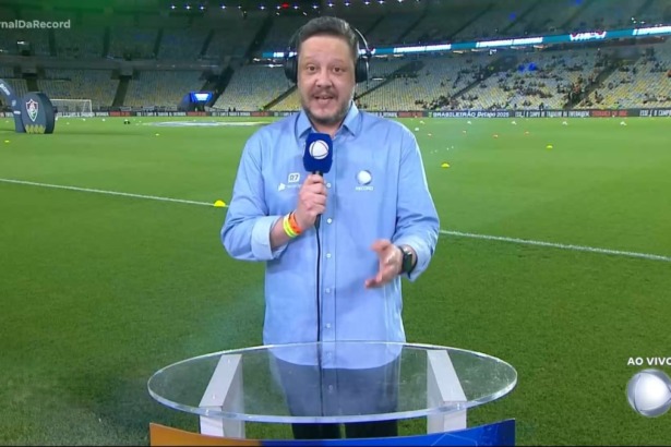 Bruno Laurence em campo segurando o microfone da Record pronto para transmissão de Fluminense x Mirassol no Brasileirão